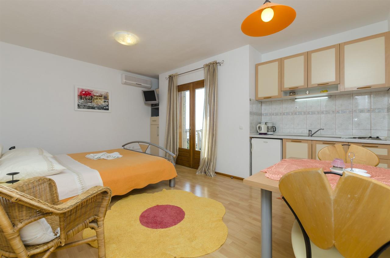 Apartments And Rooms Lea Bol Exterior photo